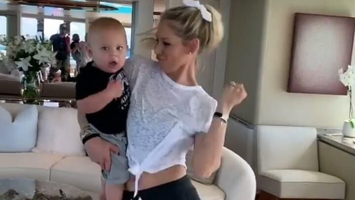 Жена Энрике Иглесиаса показала трогательные кадры с их сыном: видео Жена Энрике Иглесиаса показала трогательные кадры с их сыном: видео