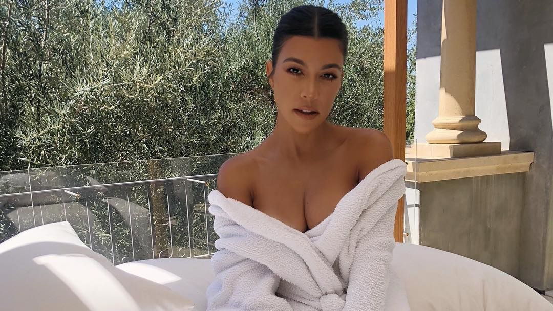 "Копирую Дженнер": Кортни Кардашян тоже обнажилась на горнолыжном курорте – пикантные фото