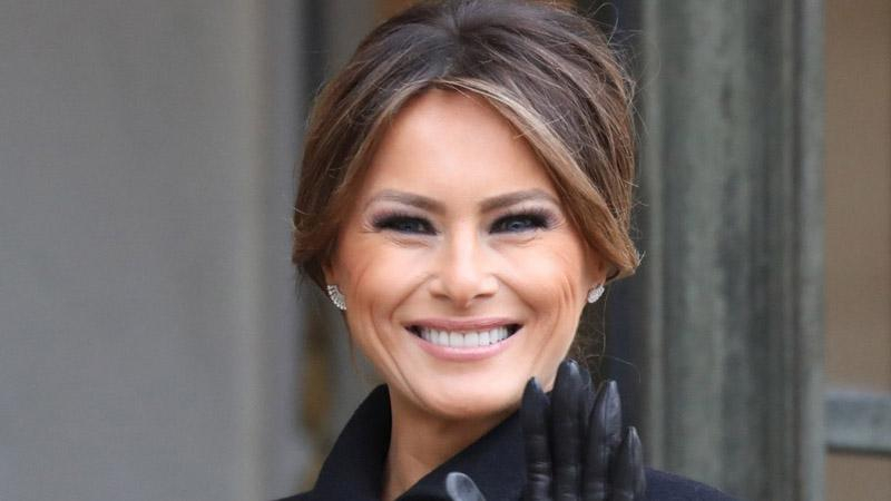 В блестящем наряде и с улыбкой: появились новогодние фото с Меланией Трамп