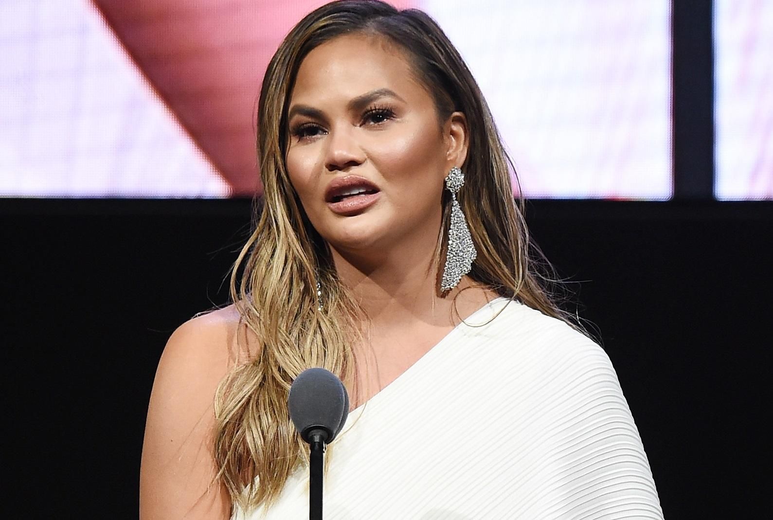 Курйозний початок нового року: Кріссі Тейген врізалася у парасолю під час прямого ефіру Курйозний початок нового року: Кріссі Тейген врізалася у парасолю під час прямого ефіру