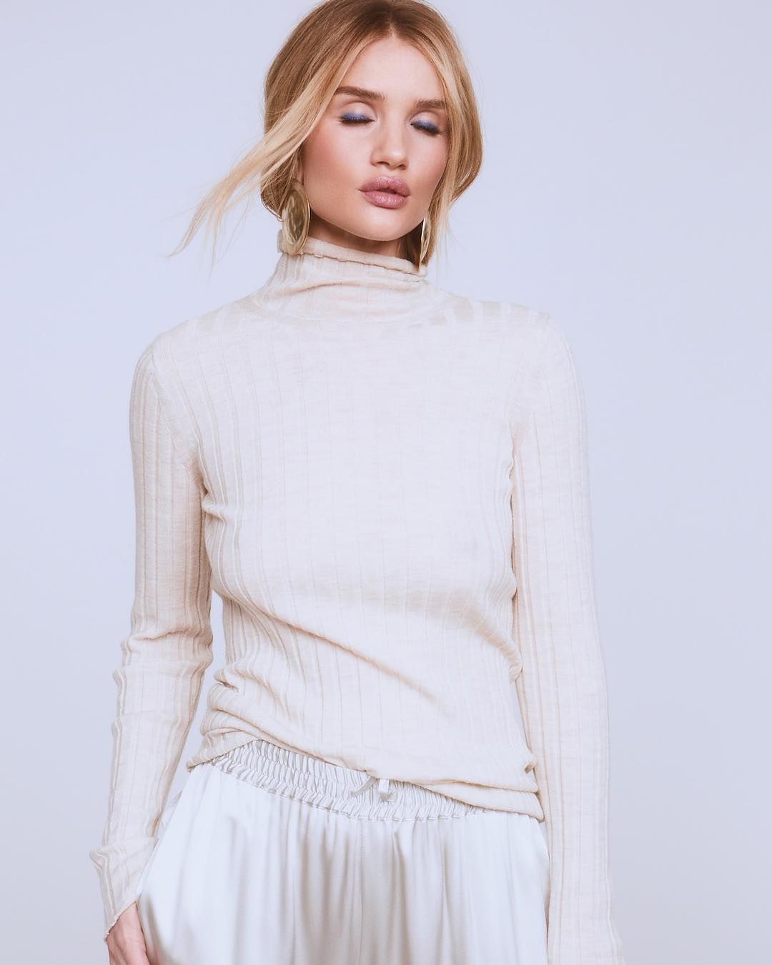 Розі Хантінгтон-Уайтлі похизувалась ідеальним пресом: пікантні фото Розі Хантінгтон-Уайтлі похизувалась ідеальним пресом: пікантні фото