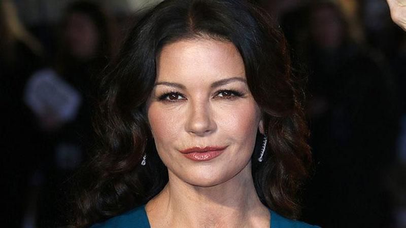 Кэтрин Зета-Джонс засветила платье-вышиванку от украинского дизайнера: яркие фото Кэтрин Зета-Джонс засветила платье-вышиванку от украинского дизайнера: яркие фото