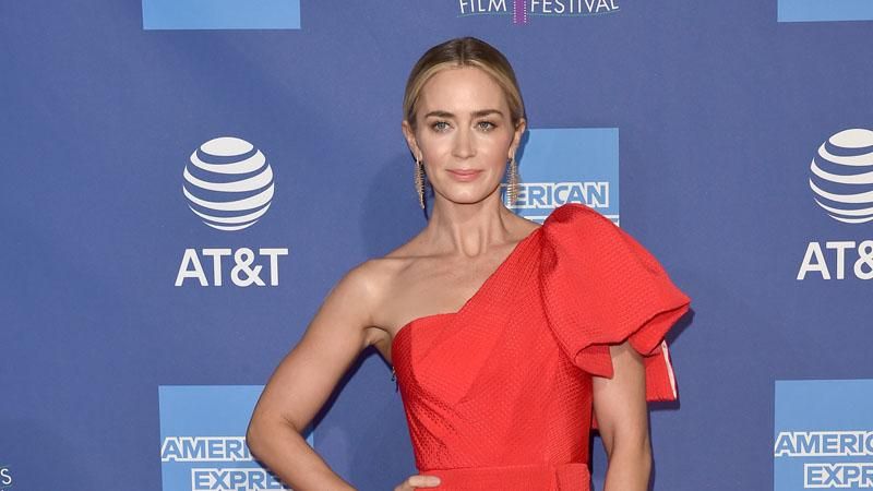 Как носить красные платья: яркий пример от Эмили Блант Как носить красные платья: яркий пример от Эмили Блант