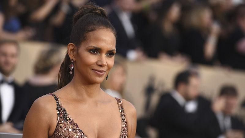 52-летняя Холли Берри ошеломила сеть неожиданным снимком 52-летняя Холли Берри ошеломила сеть неожиданным снимком