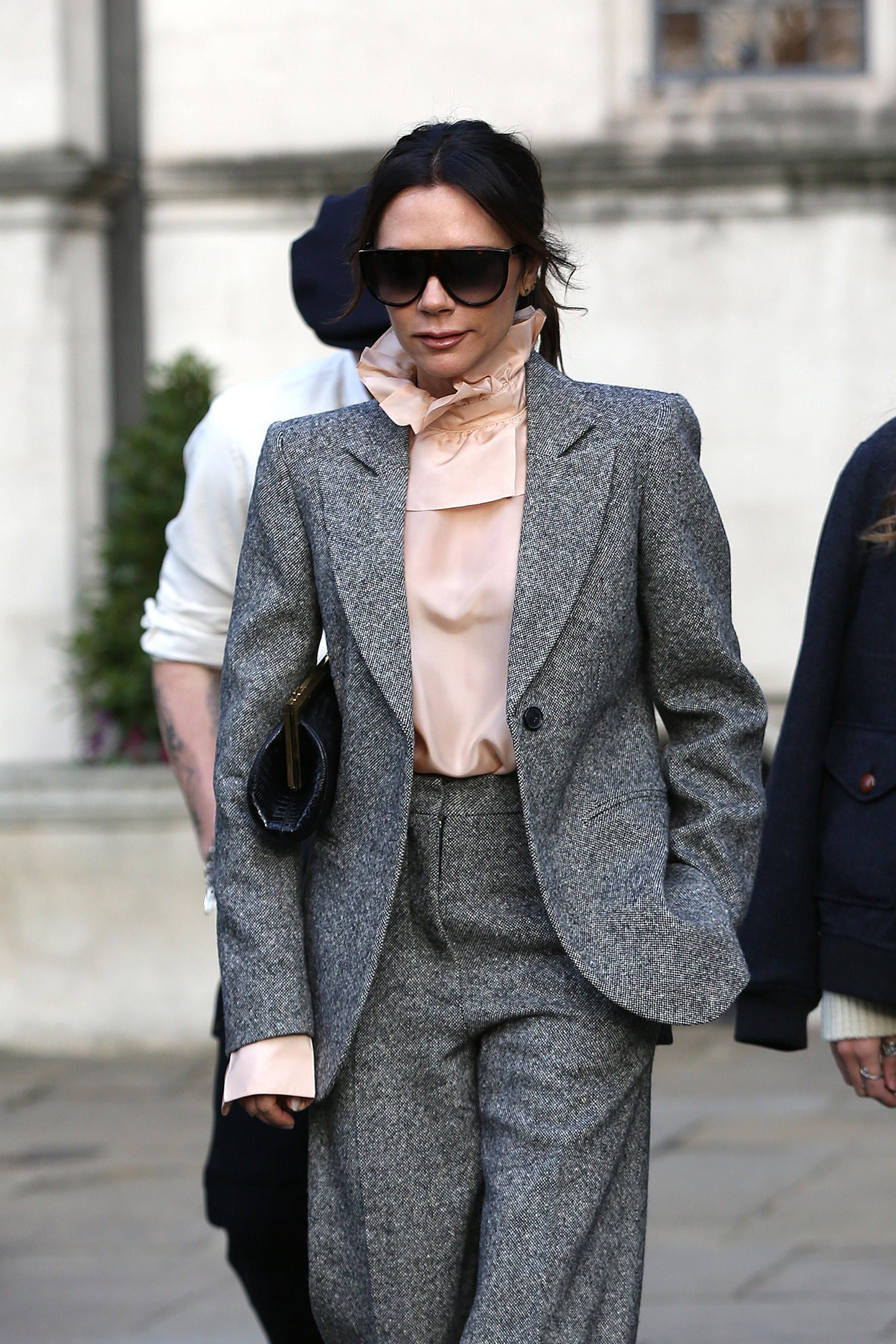 С мужского плеча: Виктория Бекхэм надела стильный брючный костюм С мужского плеча: Виктория Бекхэм надела стильный брючный костюм