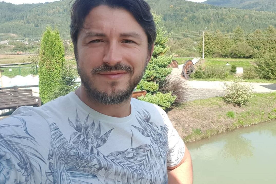 Сергій Притула позмагався з дітьми у грі в сніжки: кумедне відео Сергій Притула позмагався з дітьми у грі в сніжки: кумедне відео