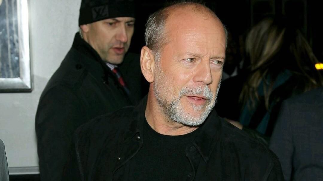 П'яний Брюс Вілліс засвітився в нічному клубі Лондона: несподівані фото П'яний Брюс Вілліс засвітився в нічному клубі Лондона: несподівані фото