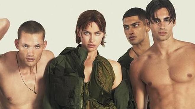 Обнаженные по-хулигански: Ирина Шейк в окружении парней для рекламы DSquared2