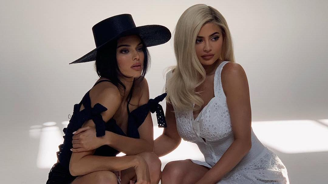 Территория горячего Запада: Кендалл и Кайли Дженнер снялись в фотосессии в ковбойском стиле