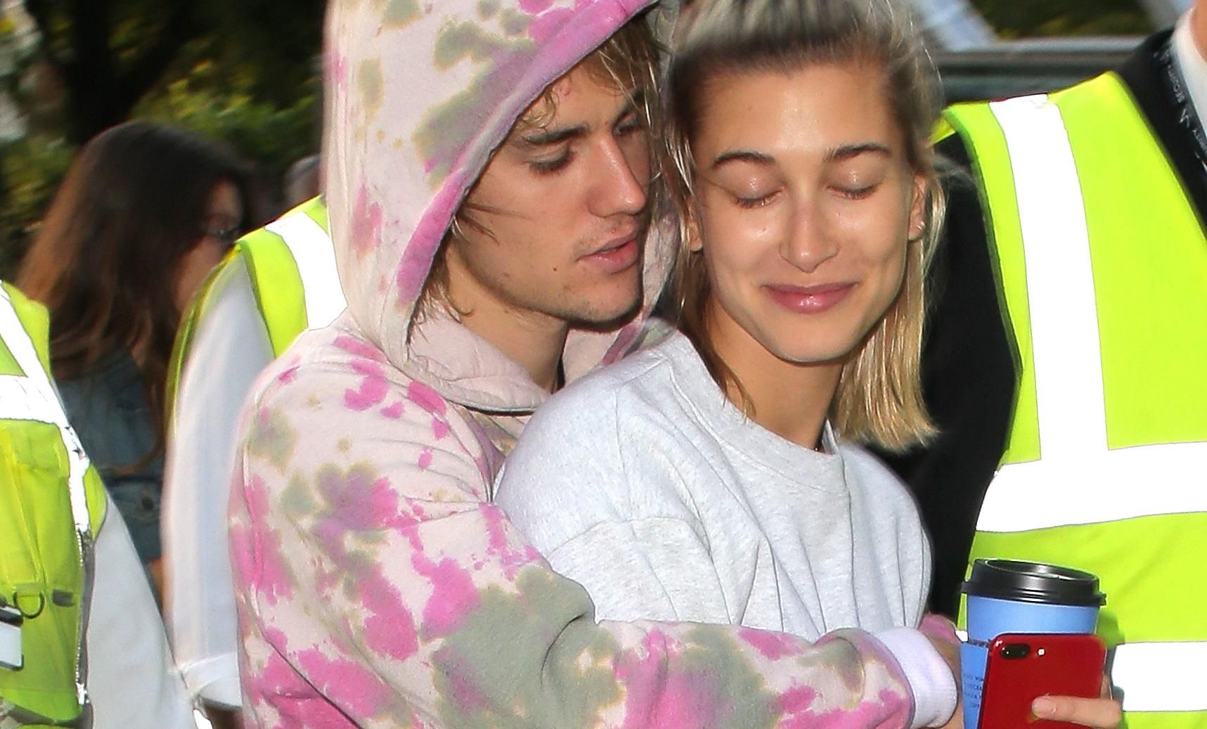 Жена Бибера Хейли украсила обложку глянца с оригинальным тортом: фото Жена Бибера Хейли украсила обложку глянца с оригинальным тортом: фото