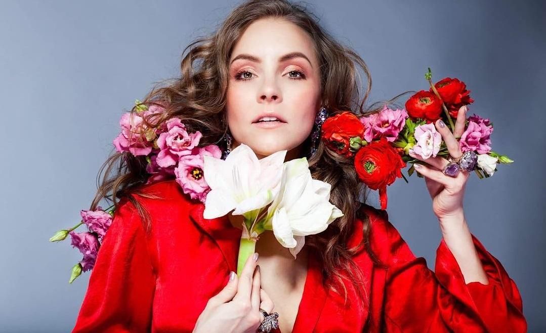 В красном среди цветов: Алена Шоптенко снялась в яркой фотосессии В красном среди цветов: Алена Шоптенко снялась в яркой фотосессии