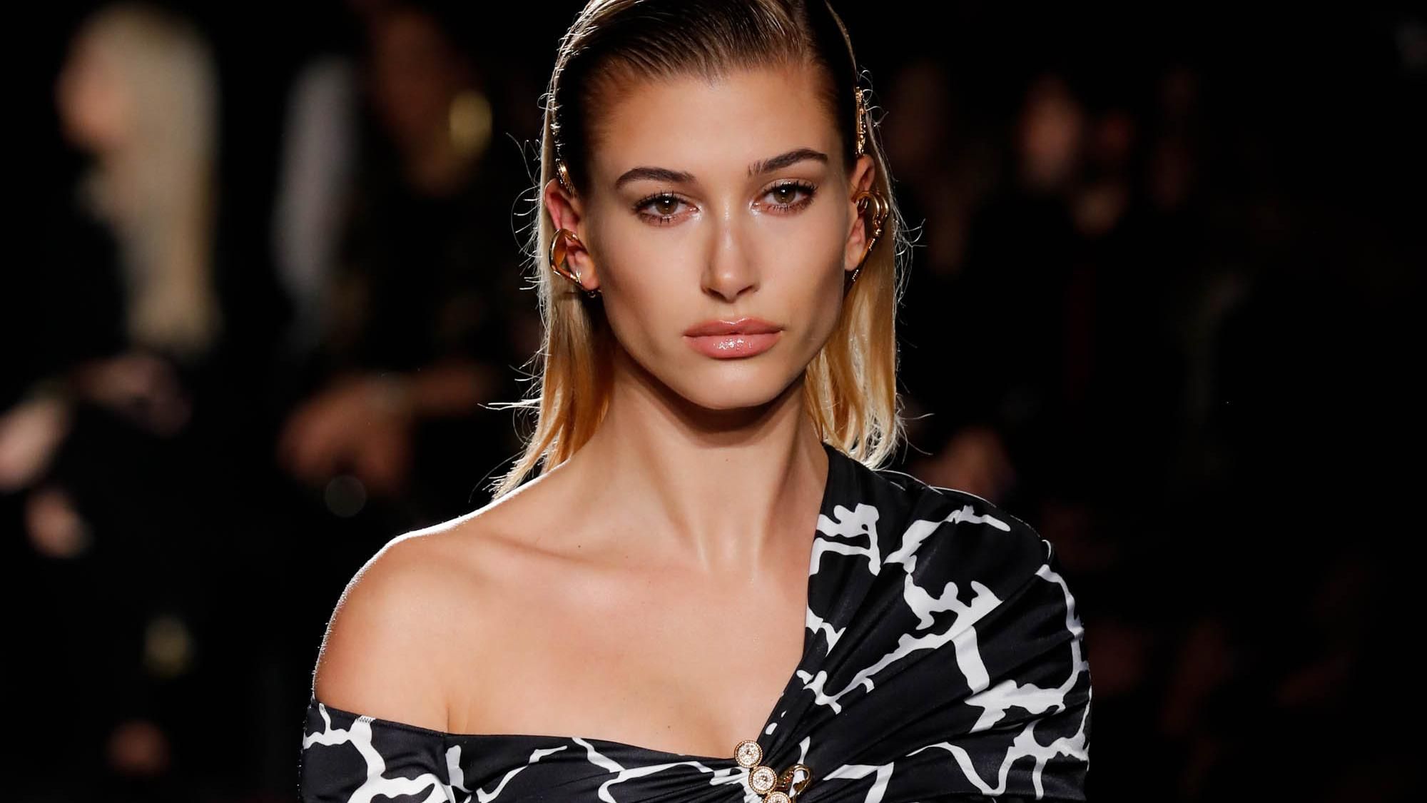 Розовые волосы и "кофе с собой": новый выход жены Бибера Хейли Болдуин Розовые волосы и "кофе с собой": новый выход жены Бибера Хейли Болдуин