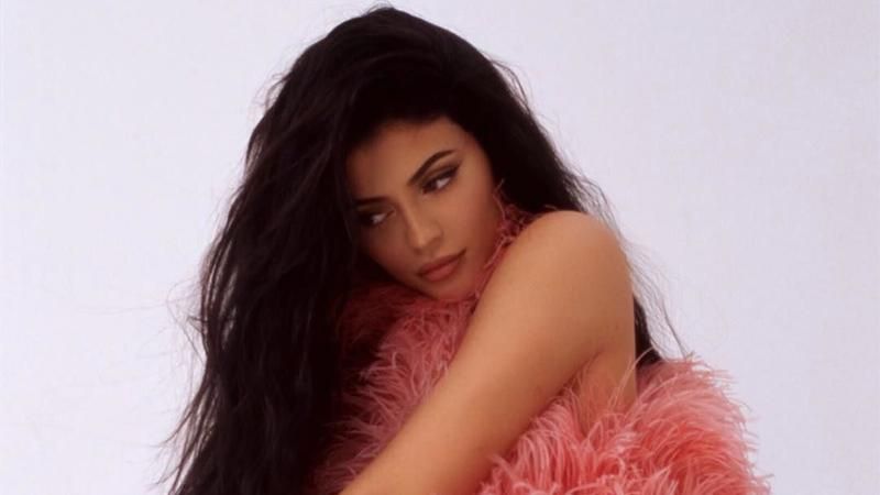 Кайлі Дженнер засвітила стрункі ноги у грайливій сукні: фотофакт Кайлі Дженнер засвітила стрункі ноги у грайливій сукні: фотофакт