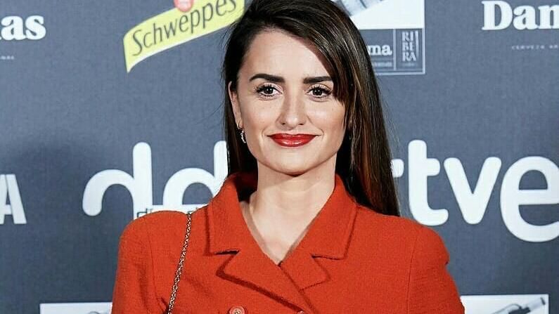 Червоне – то любов: Пенелопа Крус зачарувала виходом у яскравому піджаку від Chanel Червоне – то любов: Пенелопа Крус зачарувала виходом у яскравому піджаку від Chanel