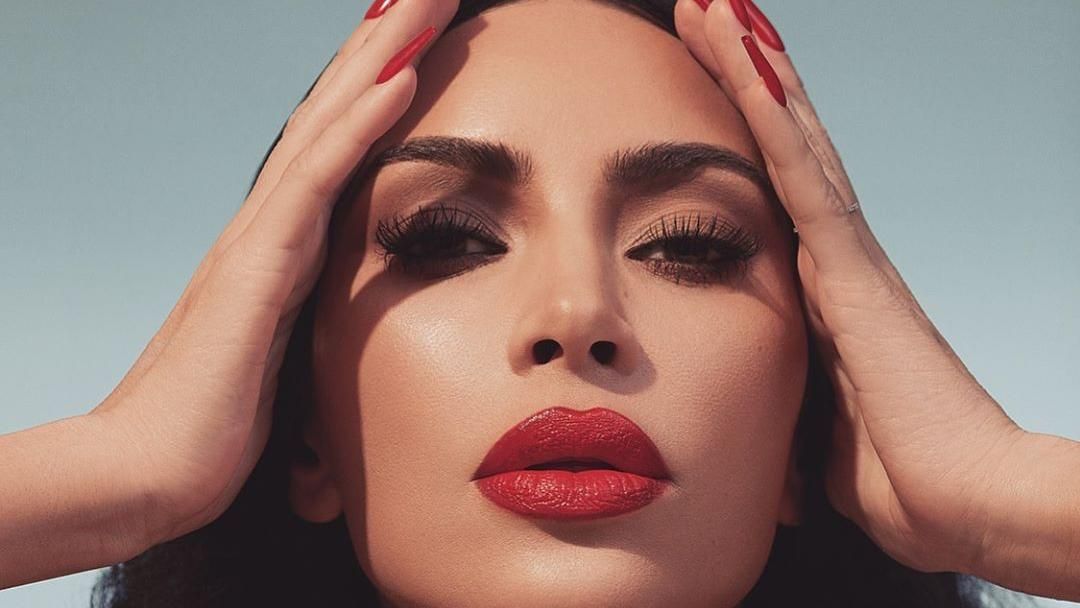 Сімейна конкуренція: Кім Кардашян створила свою ідеальну червону помаду Сімейна конкуренція: Кім Кардашян створила свою ідеальну червону помаду