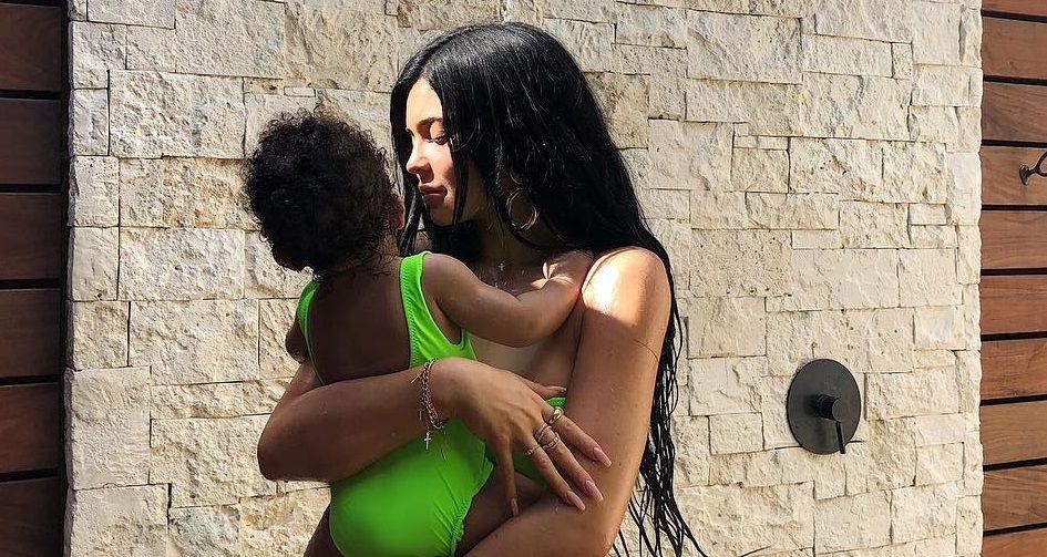 Кайлі Дженнер з 11-місячною дочкою придбали схожі неонові купальники: яскраві фото Кайлі Дженнер з 11-місячною дочкою придбали схожі неонові купальники: яскраві фото