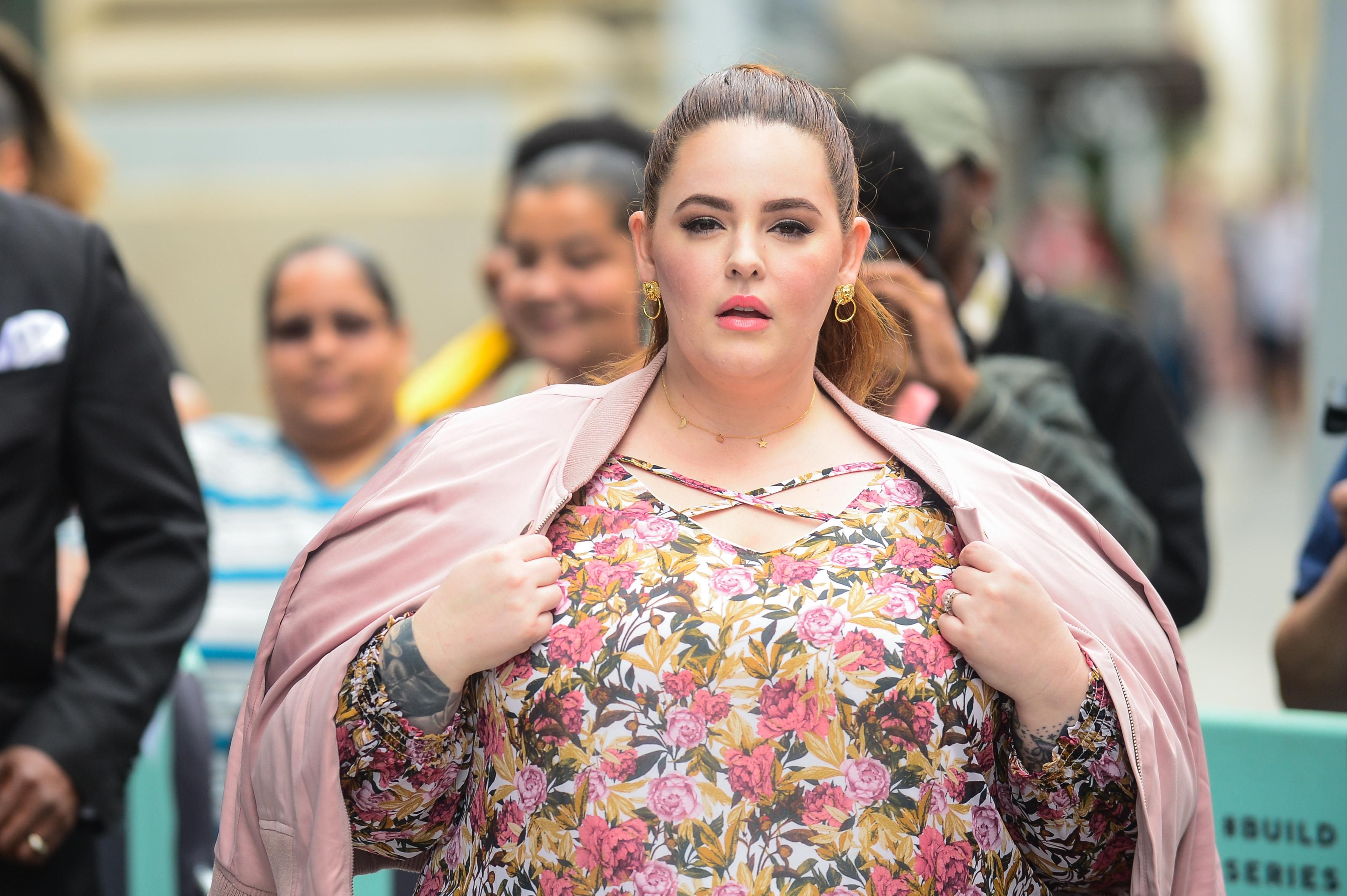 Пишнотіла модель Тесс Холлідей показала свої тренування у спортзалі: відео Пишнотіла модель Тесс Холлідей показала свої тренування у спортзалі: відео