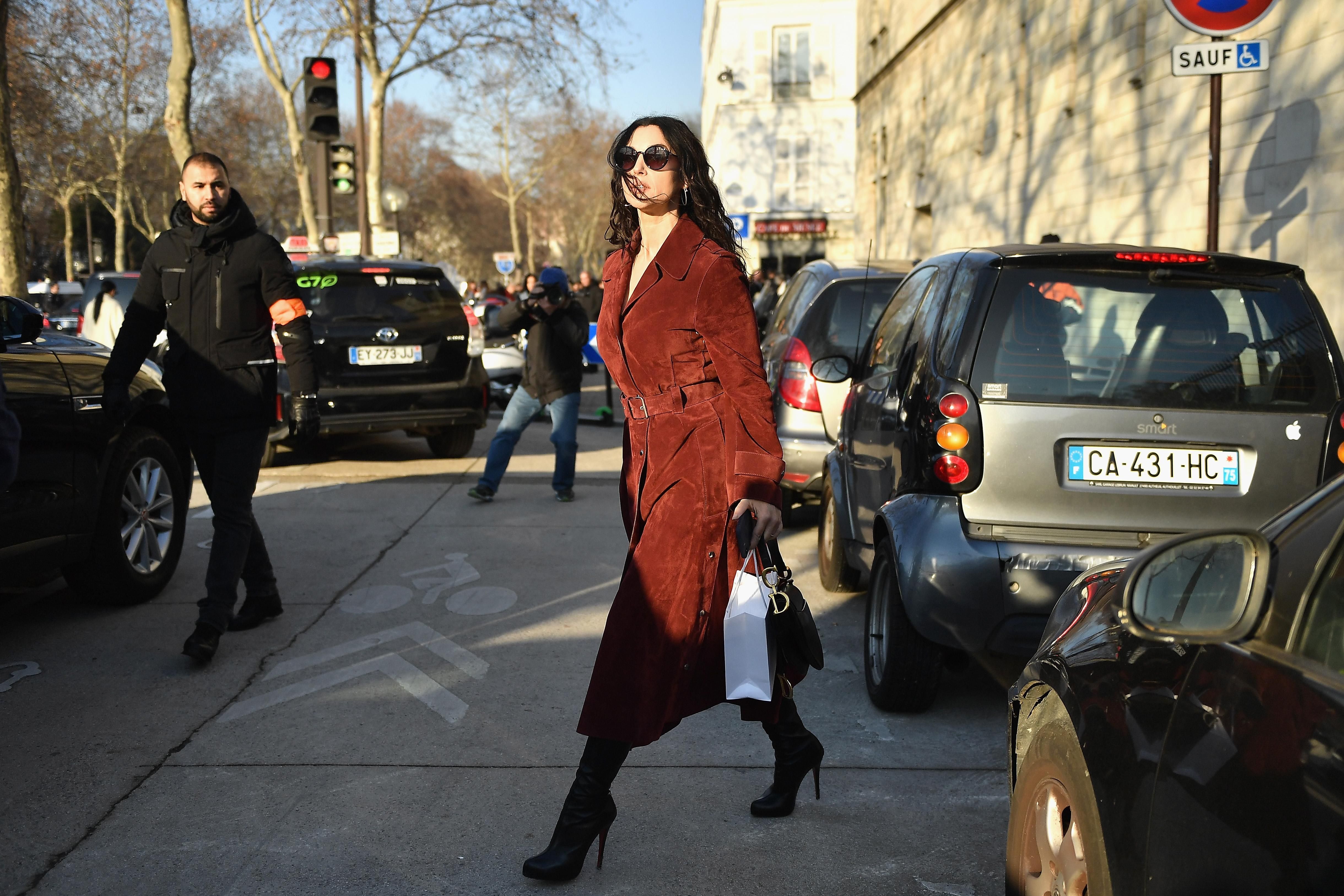 У замшевому платті і на підборах: новий вихід Моніки Беллуччі у Парижі – фото
