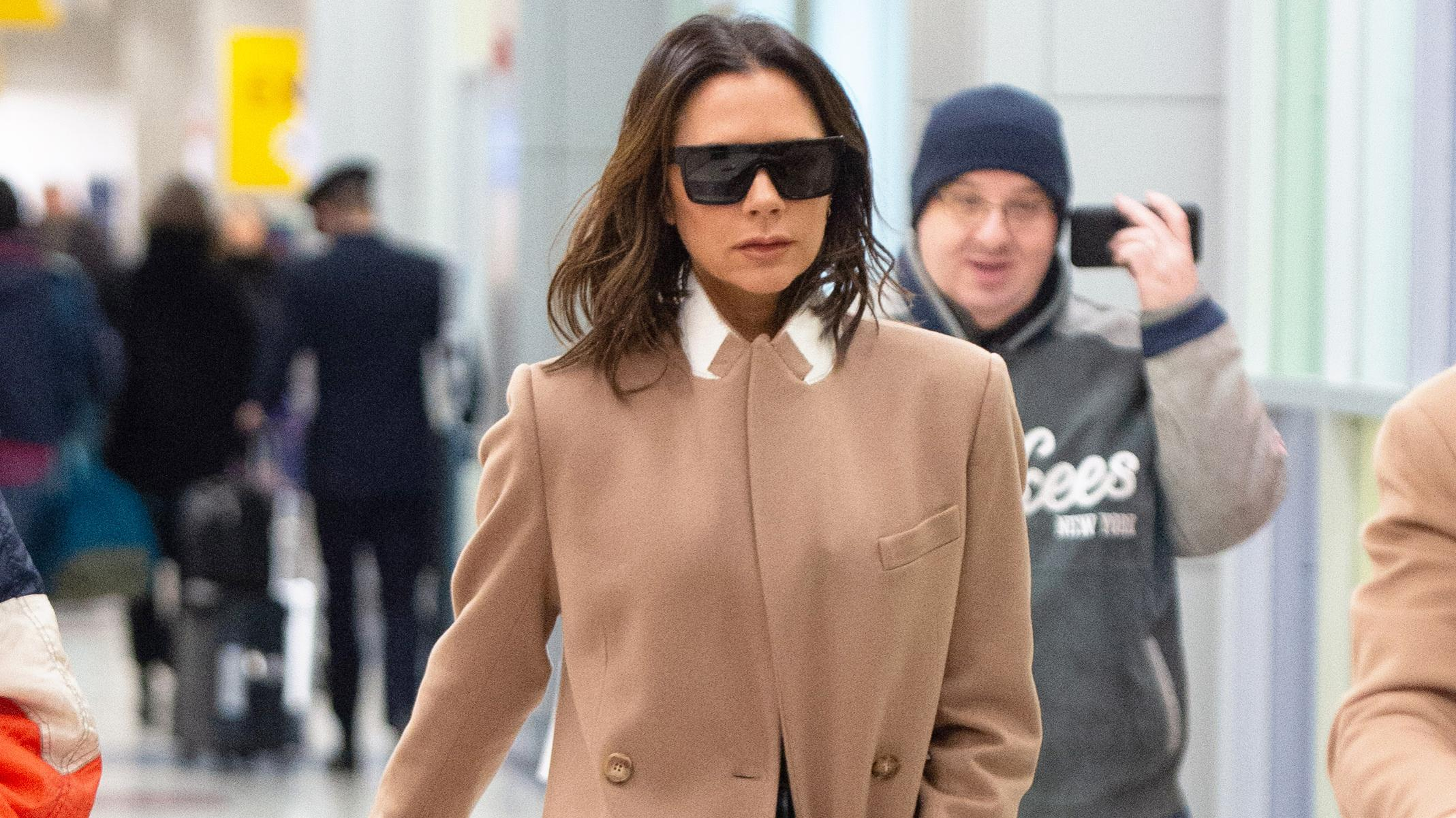 Бежевое пальто, кожаные штаны и белые туфли: Виктория Бекхэм продемонстрировала стильный образ