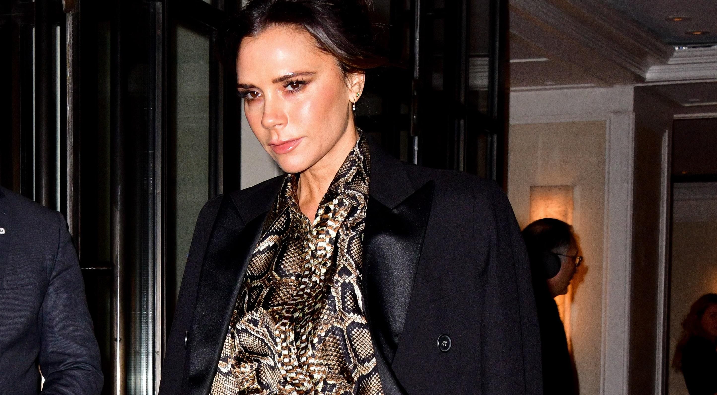 Як носити зміїний принт з червоними штанами: новий вихід Вікторії Бекхем Як носити зміїний принт з червоними штанами: новий вихід Вікторії Бекхем