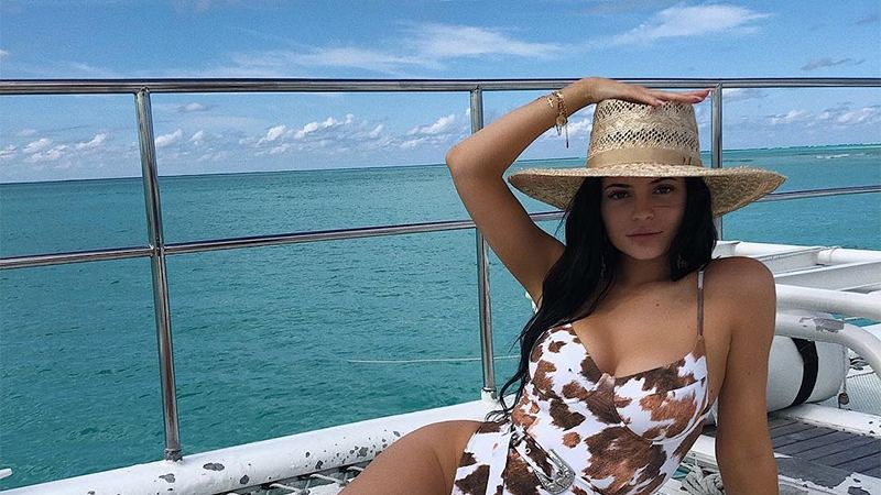 В бикини и пиджаке: Кайли Дженнер опубликовала соблазнительные фото