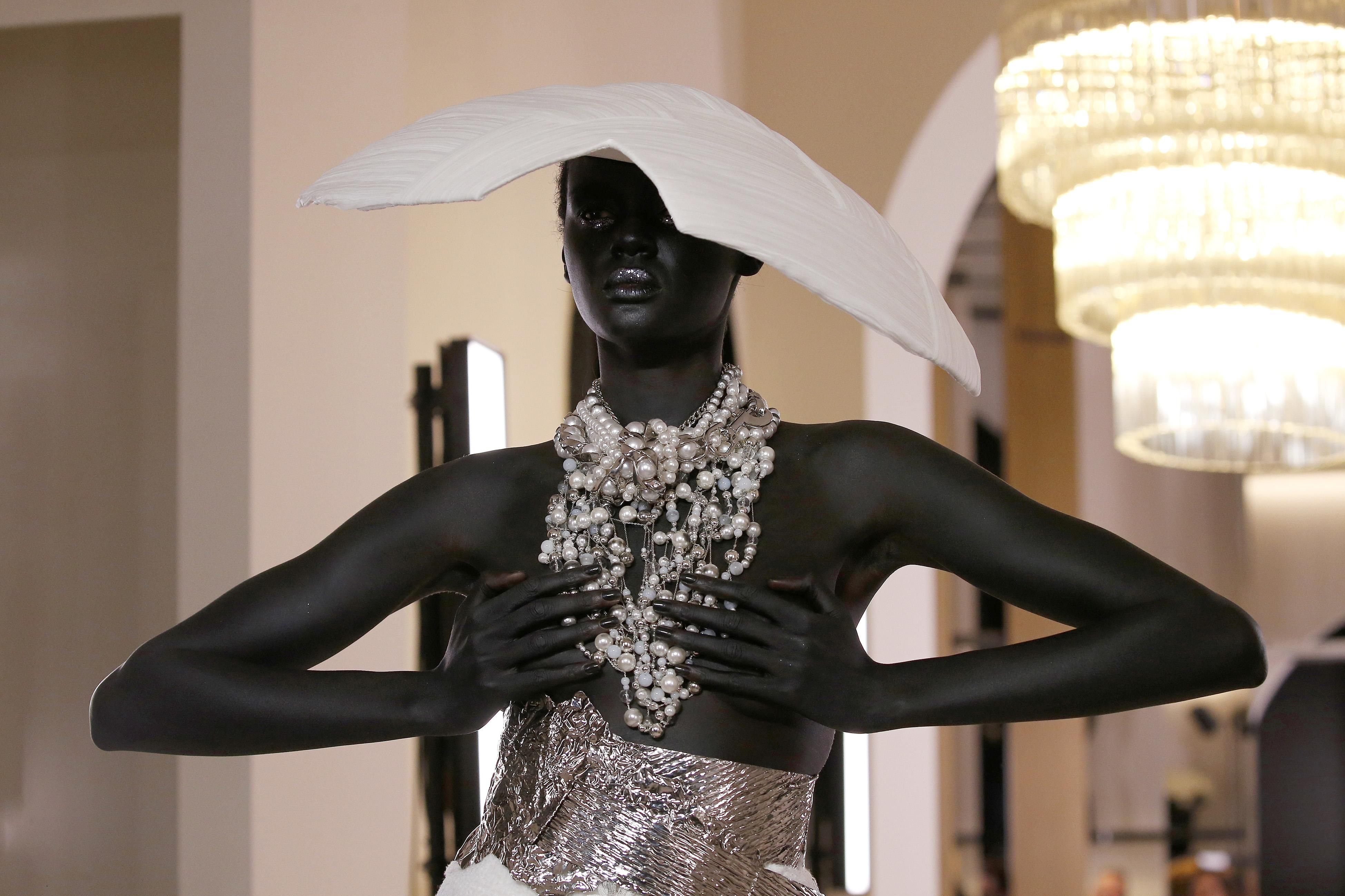 Balmain вражає: чим запам'ятався найепатажніший показ в Парижі – фото Balmain вражає: чим запам'ятався найепатажніший показ в Парижі – фото