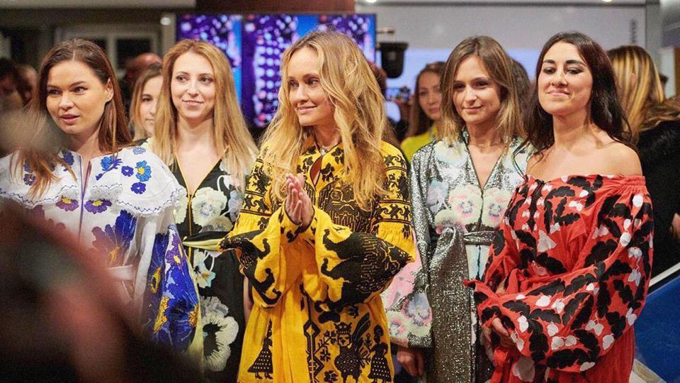 Українська дизайнерка Юлія Магдич влаштувала розкішний показ вишиванок у Давосі: фото Українська дизайнерка Юлія Магдич влаштувала розкішний показ вишиванок у Давосі: фото