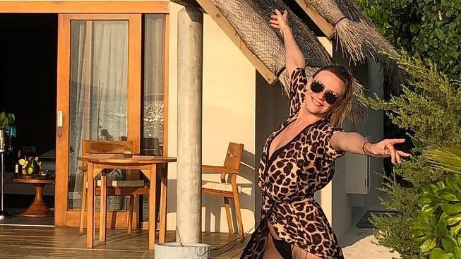 В леопардовой накидке: Леся Никитюк похвасталась стройными ножками