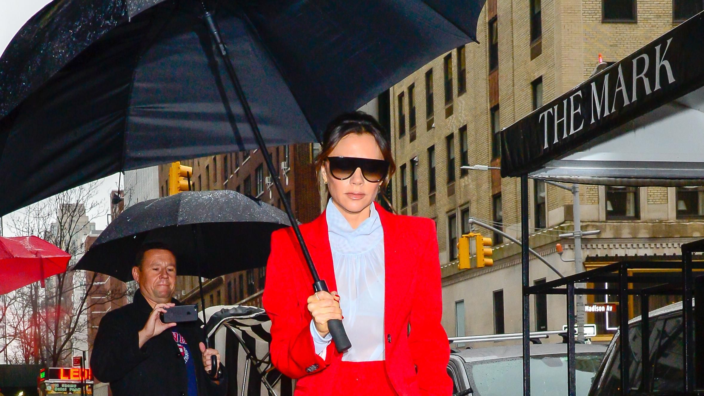 Ікона стилю обирає червоний: Вікторія Бекхем продемонструвала яскравий образ у Нью-Йорку