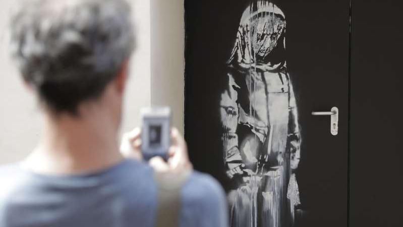 Знаменитую картину Бэнкси вырезали и похитили из концертного зала в Париже: неожиданные детали