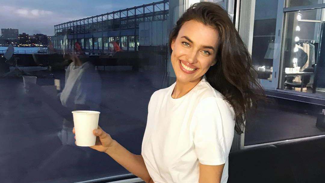 Ирина Шейк украсила обложку французского глянца: эффектное фото