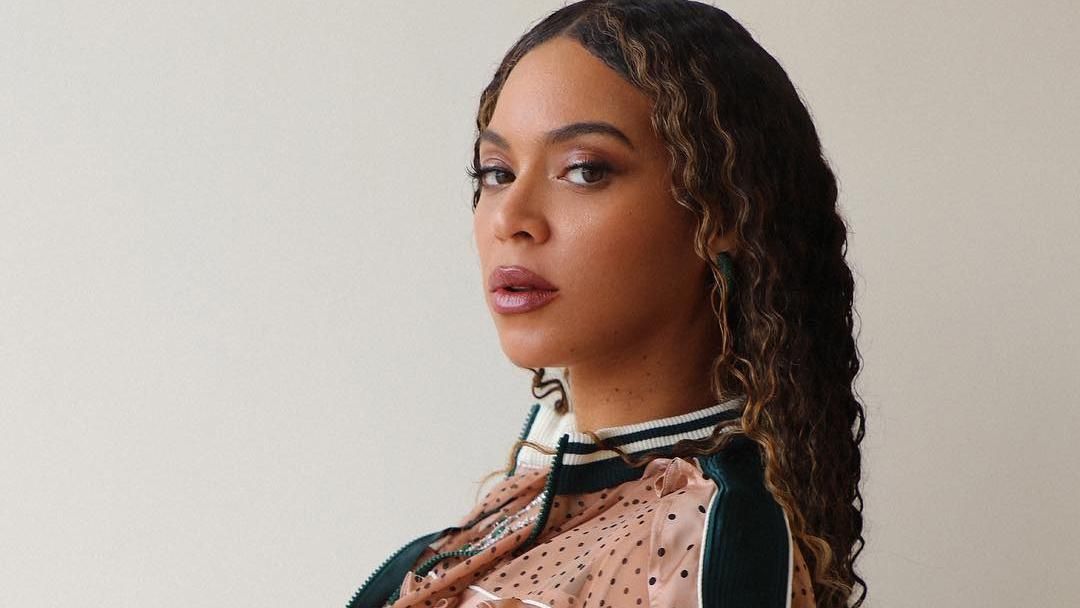 В пижамном комбинезоне и с бриллиантовым ожерельем: Бейонсе поразила стильным образом В пижамном комбинезоне и с бриллиантовым ожерельем: Бейонсе поразила стильным образом