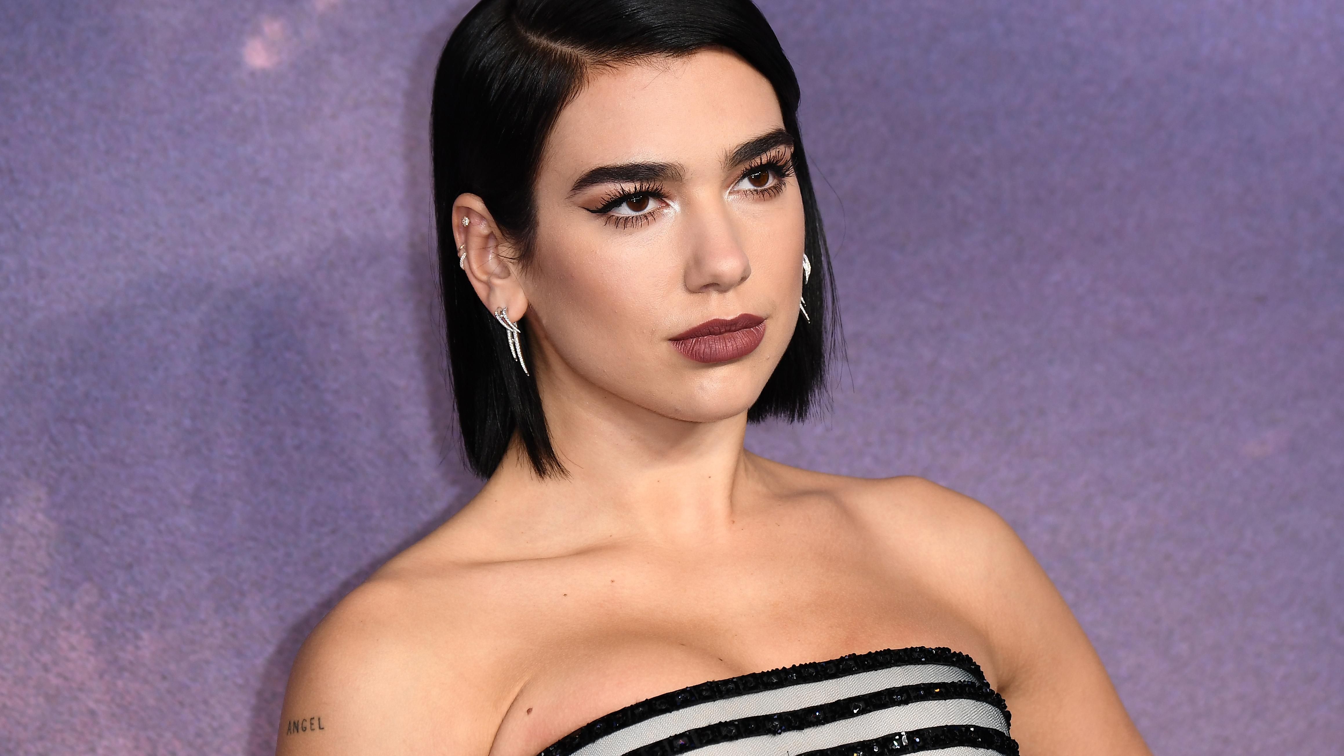 Дуа Липа засветила стройные ножки в прозрачном платье от Armani: эффектные фото Дуа Липа засветила стройные ножки в прозрачном платье от Armani: эффектные фото