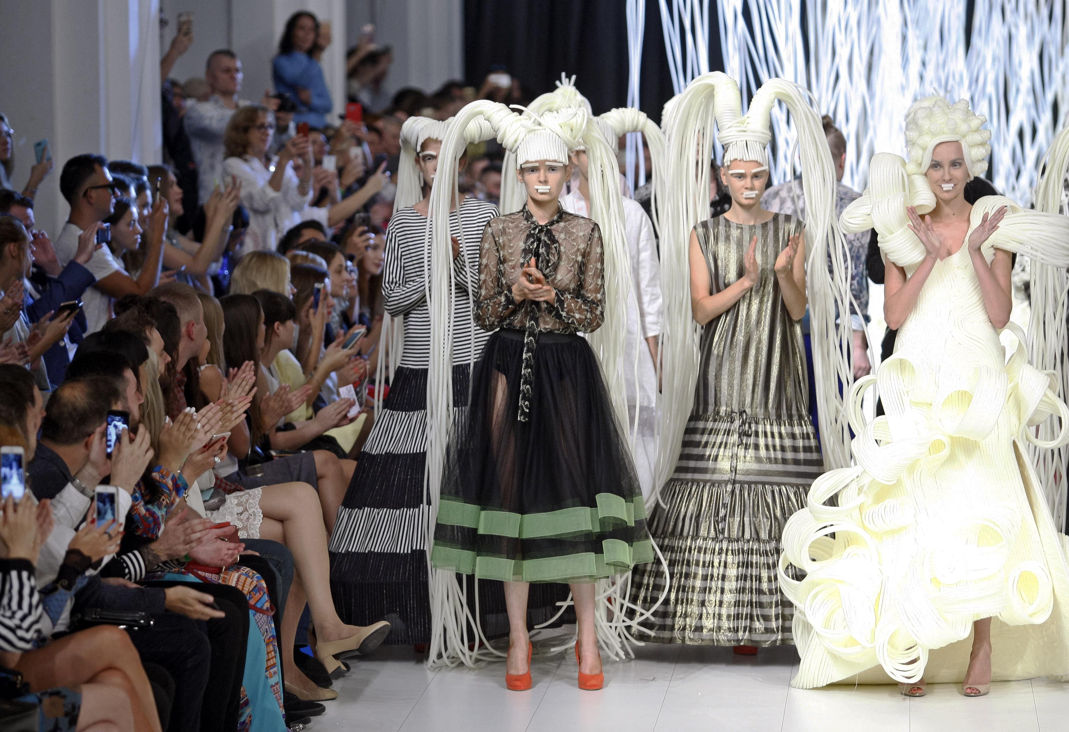 В Киеве начался Ukrainian Fashion Week 2019/2020: какие дизайнеры открывали Неделю моды В Киеве начался Ukrainian Fashion Week 2019/2020: какие дизайнеры открывали Неделю моды