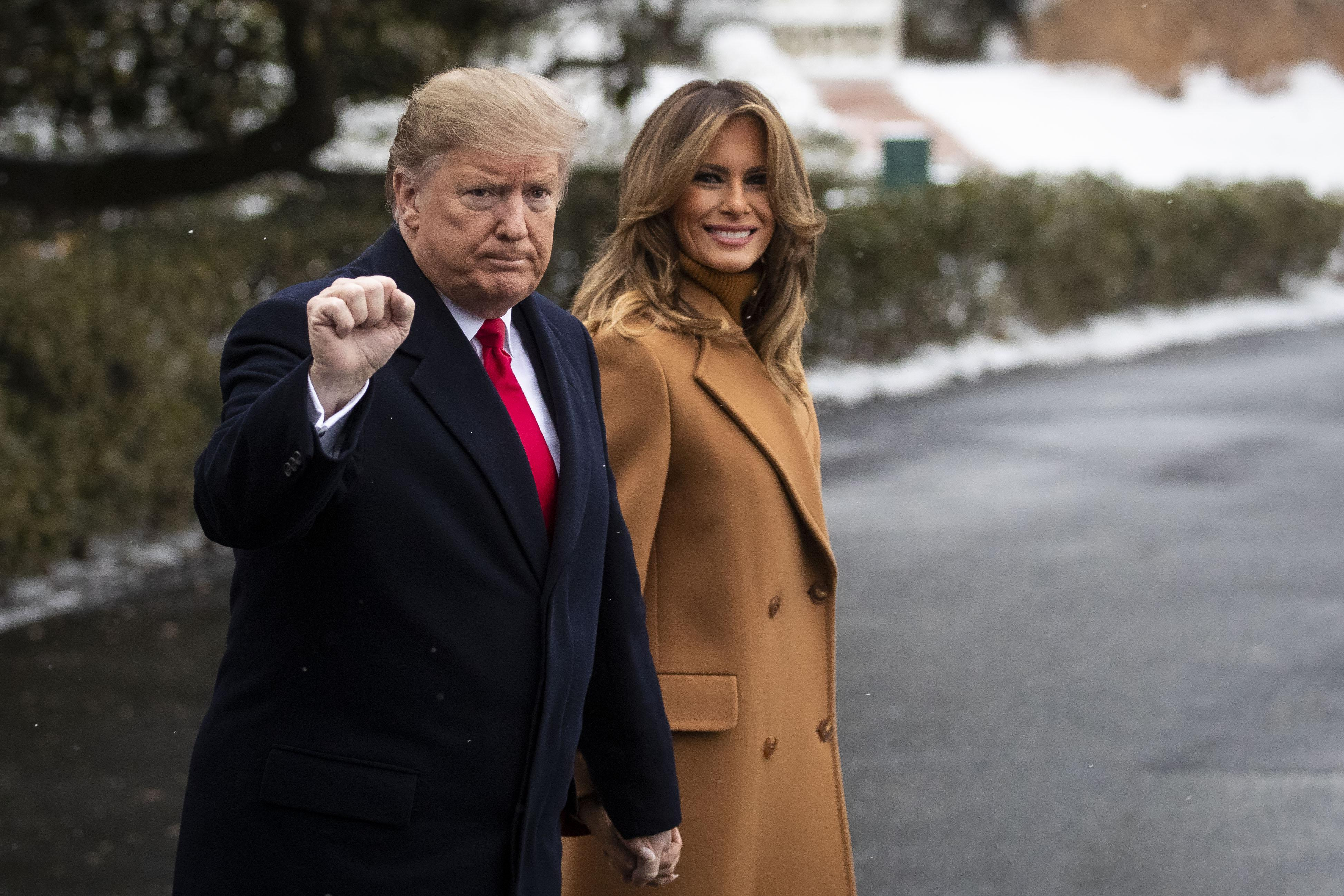 Образ дня: Мелания Трамп в бежевом пальто oversize и с красной сумкой