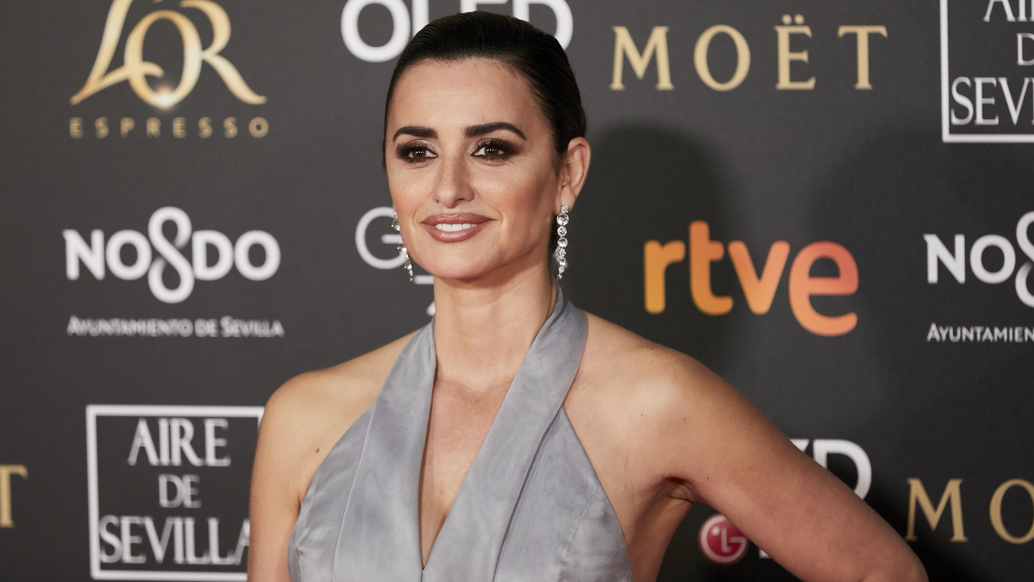 Пенелопа Крус в розкішній сукні від Chanel виблискувала на червоній доріжці премії "Гойя" Пенелопа Крус в розкішній сукні від Chanel виблискувала на червоній доріжці премії "Гойя"