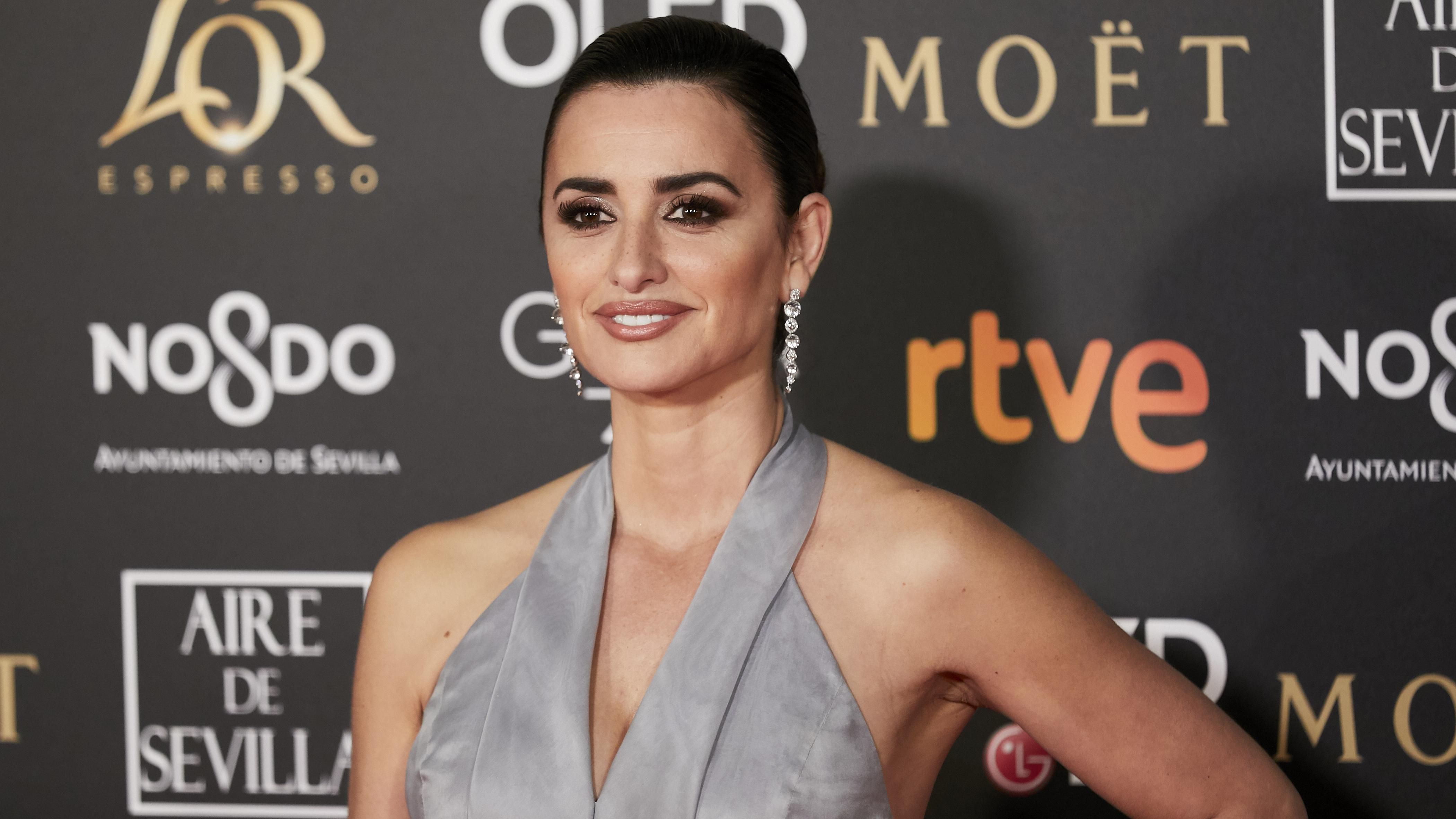 Пенелопа Крус в роскошном платье от Chanel сверкала на красной дорожке премии "Гойя"