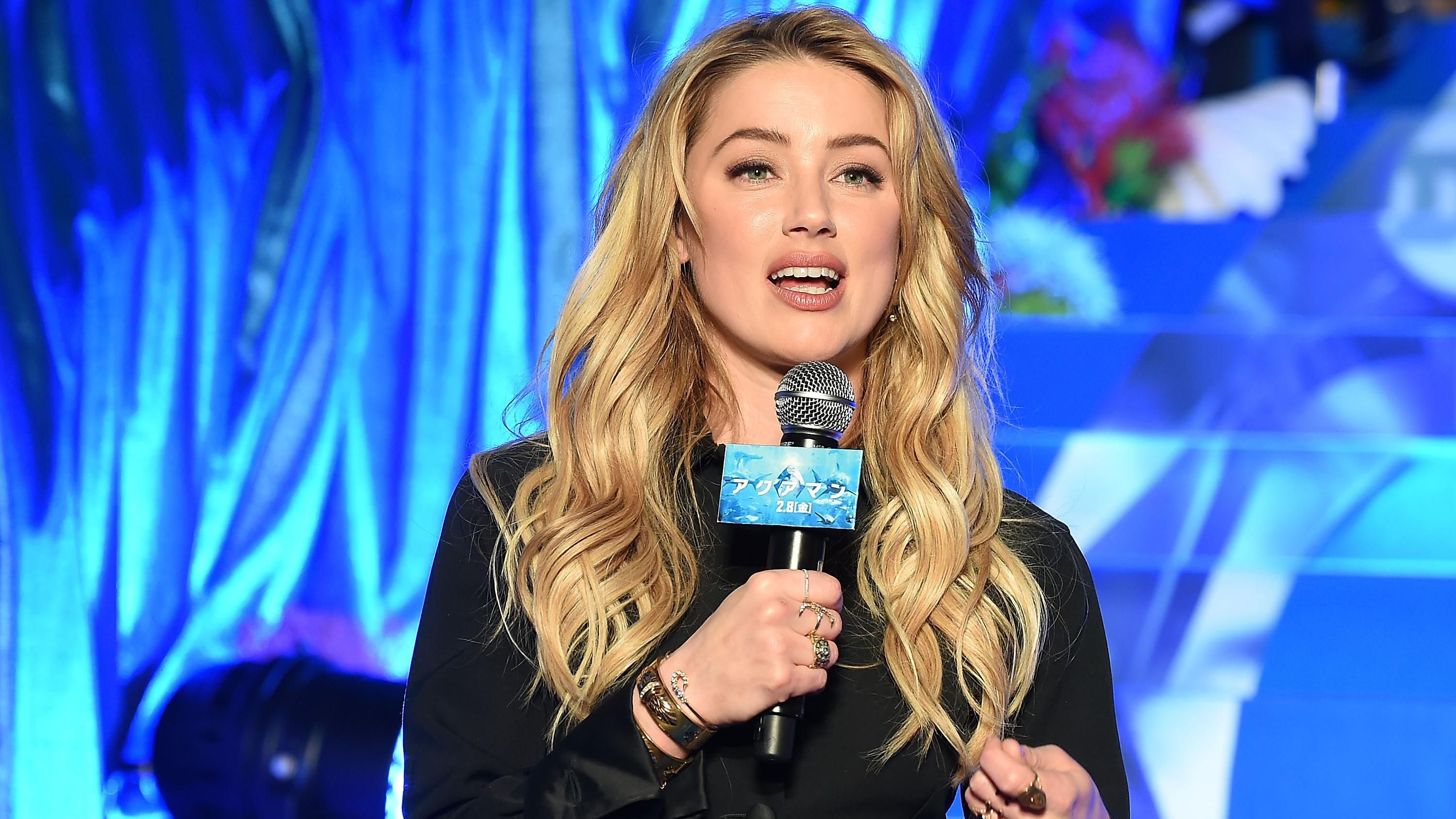 В эффектном платье-рубашке: Эмбер Херд на премьере "Аквамен" в Токио В эффектном платье-рубашке: Эмбер Херд на премьере "Аквамен" в Токио