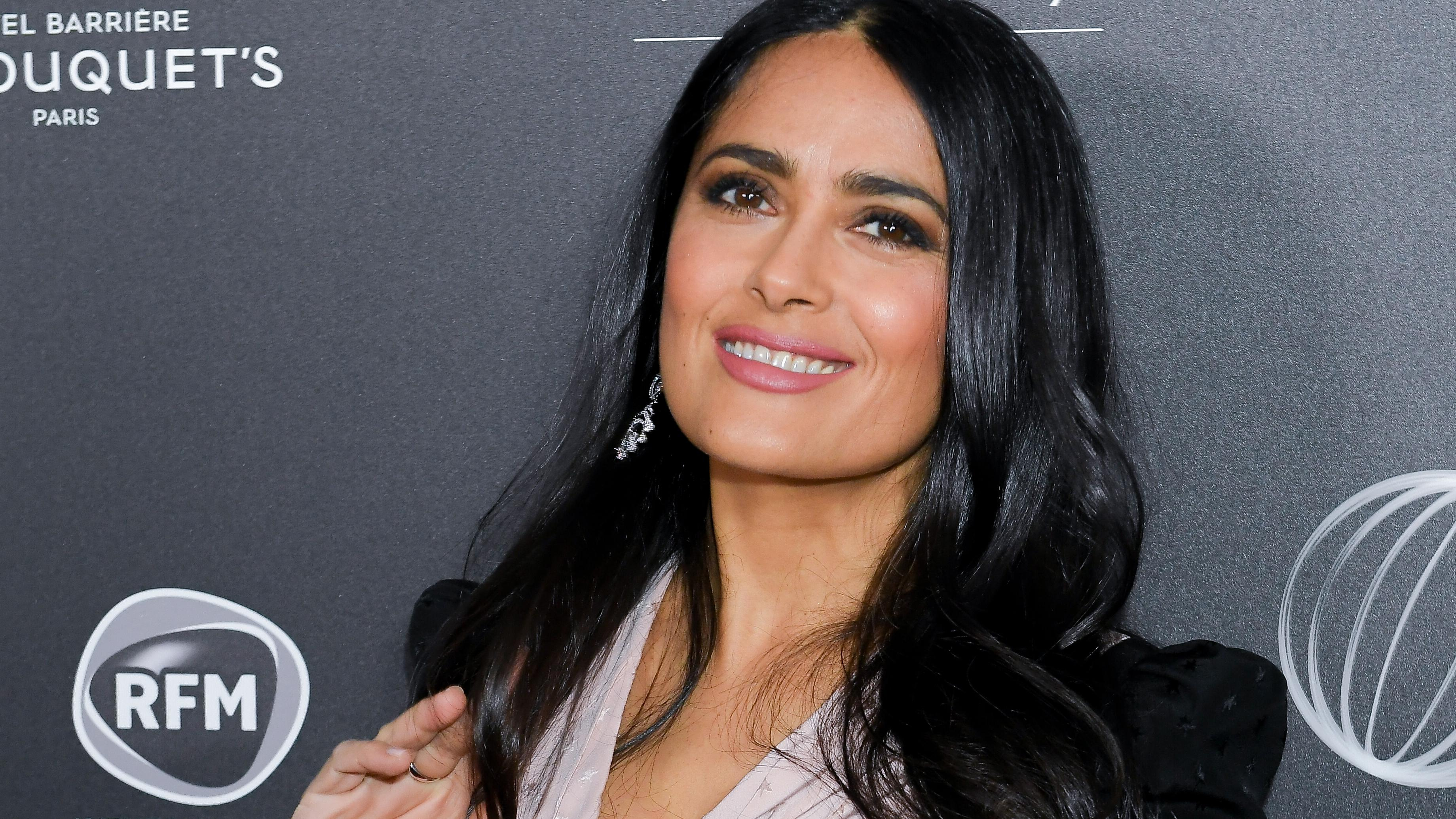 Роскошная Сальма Хайек посетила церемонию The Globe de Cristal Awards в Париже: эффектные фото