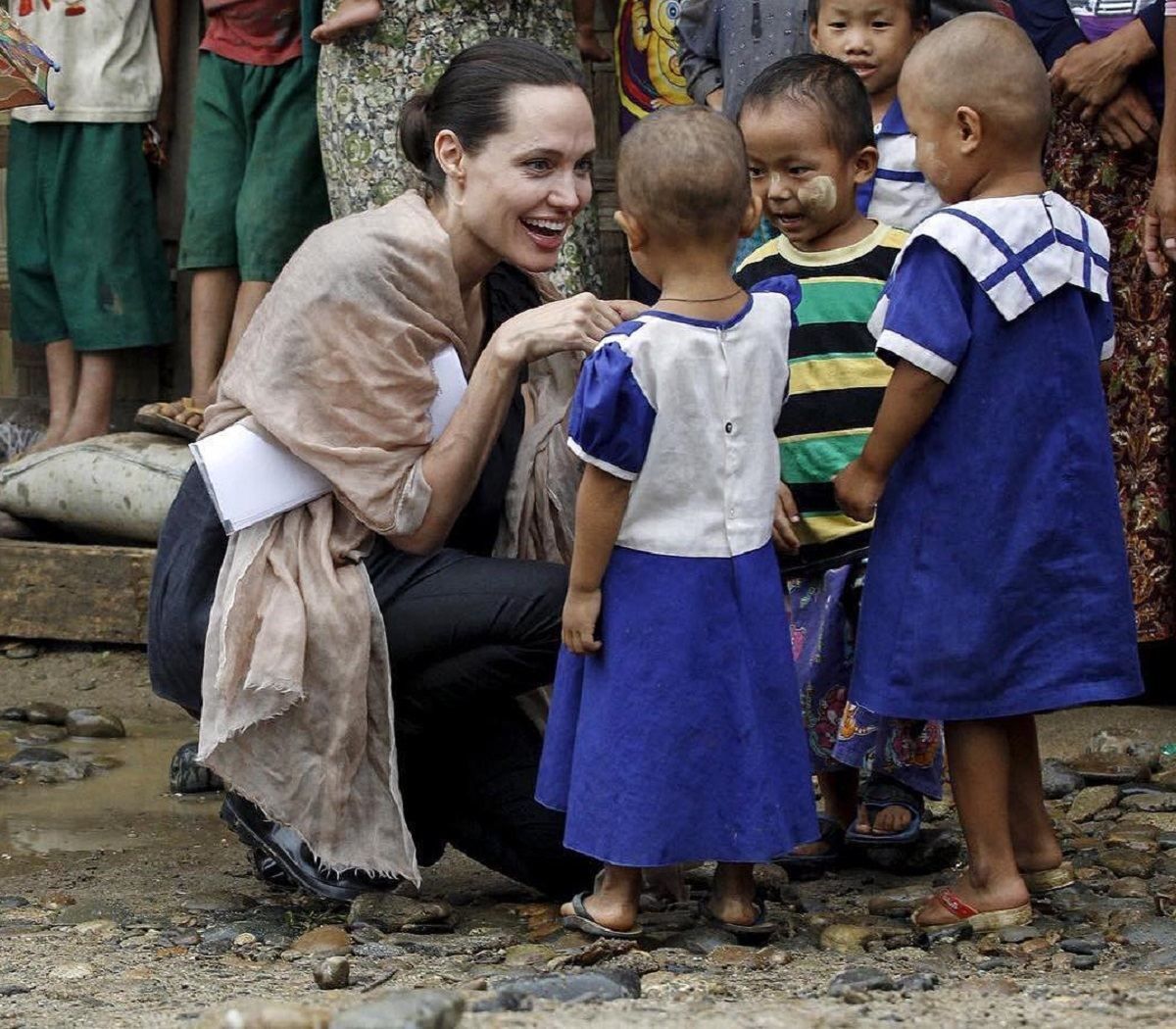 Анджелина Джоли встретилась с беженцами в Бангладеше: фото