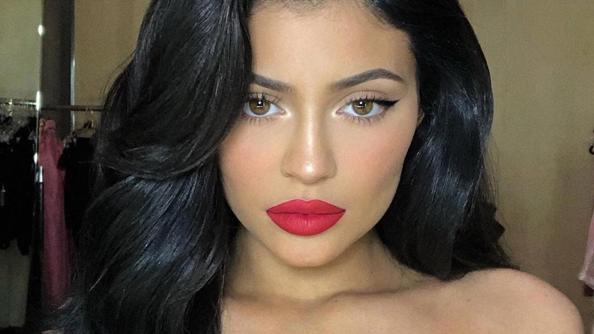 Кайли Дженнер снялась для глянца в образе, который создал искусственный интеллект: фото 