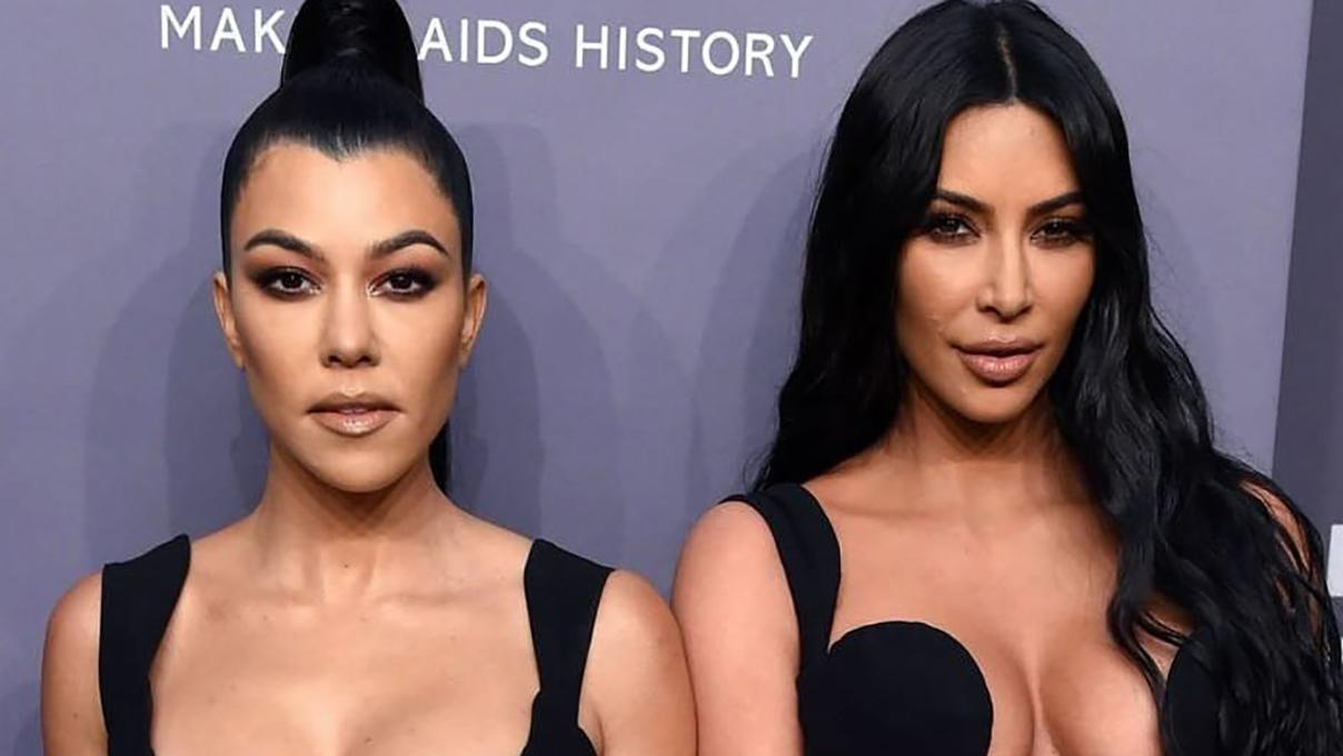 Ким Кардашян с сестрой Кортни похвастались пышными бюстами на вечеринке