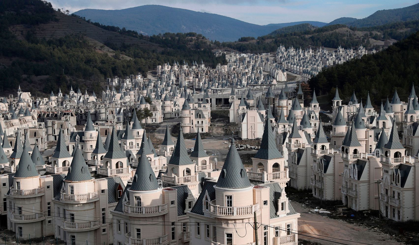 Кладбище заброшенных замков: как выглядит заброшенный элитный поселок в Турции