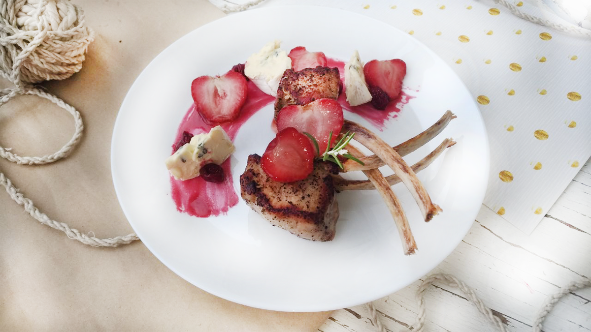 Каре телятини з вишневим соусом – рецепт святкової вечері на День Валентина
