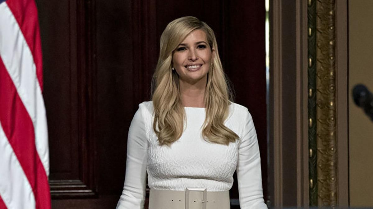 Иванка Трамп потрясла светлым нарядом Белый дом: эффектные фото Иванка Трамп потрясла светлым нарядом Белый дом: эффектные фото