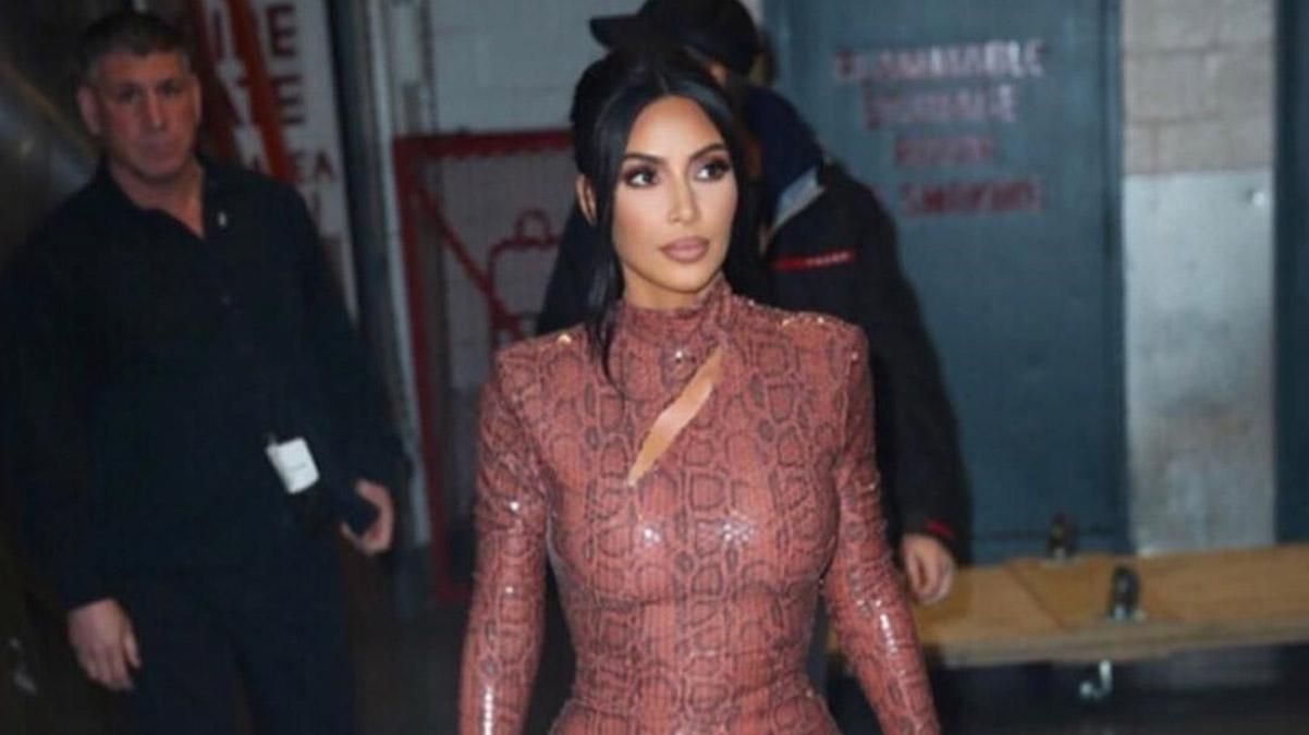 Ким Кардашян подчеркнула пышные формы в трендовом ретро-платье: яркие фото Ким Кардашян подчеркнула пышные формы в трендовом ретро-платье: яркие фото