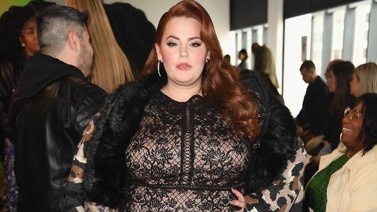 Модель Тесс Холлидей подчеркнула пышные формы кружевным платьем: фото Модель Тесс Холлидей подчеркнула пышные формы кружевным платьем: фото