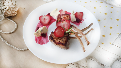 Каре телятины с вишневым соусом – рецепт праздничного ужина на День Валентина