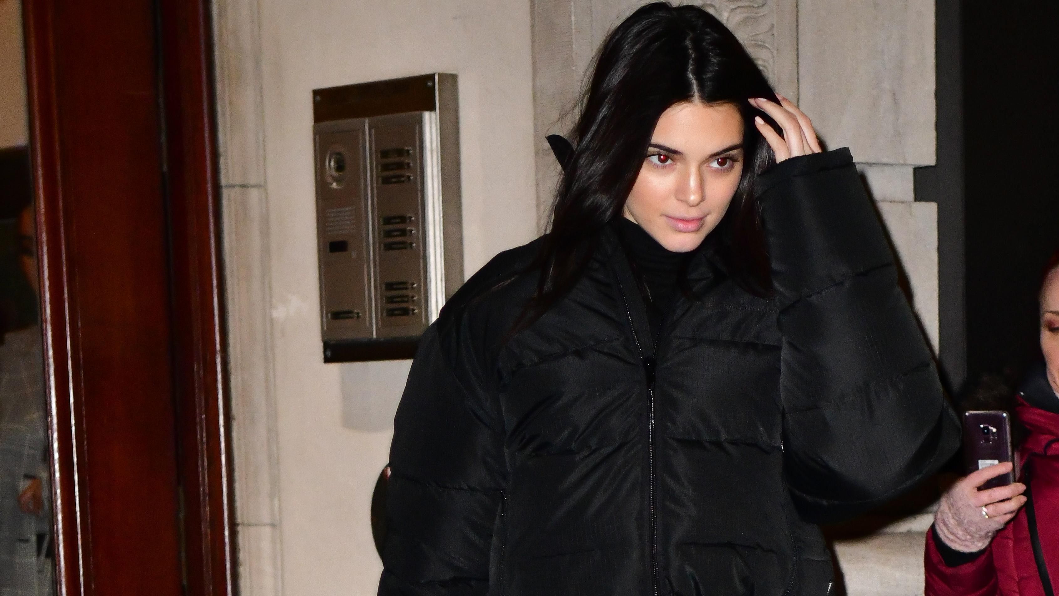 Кендалл Дженнер демонструє, з чим носити штани з анімалістичним принтом: фотоприклад Кендалл Дженнер демонструє, з чим носити штани з анімалістичним принтом: фотоприклад