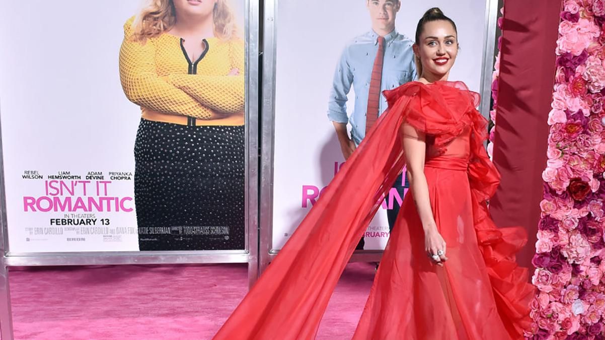 Майлі Сайрус відвідала прем'єру фільму в яскравій сукні та розповіла про госпіталізацію чоловіка Майлі Сайрус відвідала прем'єру фільму в яскравій сукні та розповіла про госпіталізацію чоловіка